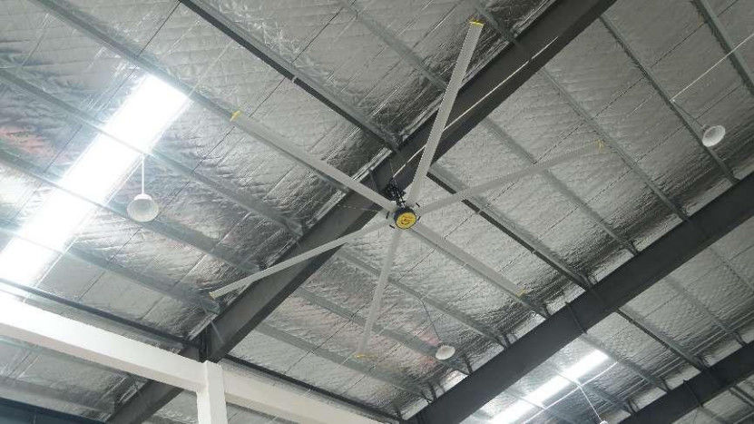 Industrieller Deckenventilator aus Metall mit 12500 m³/min maximalem Luftstrom, IP55-Motorschutz, 1000 W Leistung