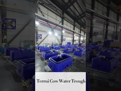 Stabiler blauer Trinkbehälter für Rinder